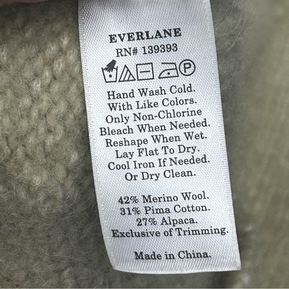 Everlane Diamond Stitch Cloud Crew cropped sweater - Picture 5 of 5